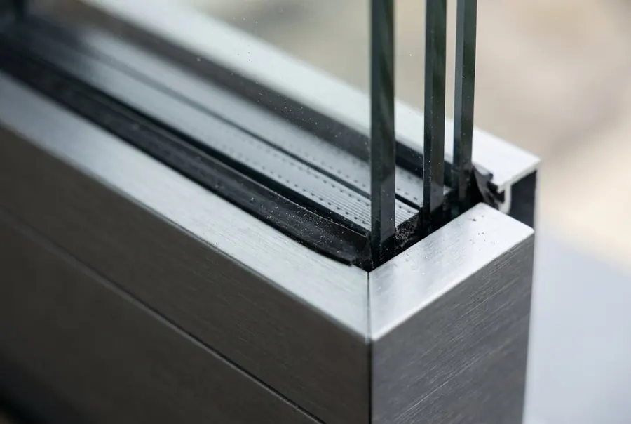 Detalj aluminijskog profila i stakla